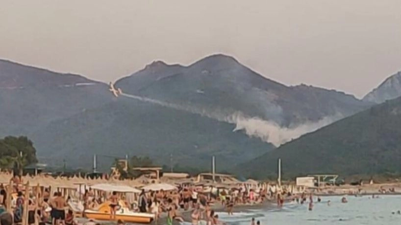 U Crnu Goru stigao kanader iz Italije, gasi požare u Čanju i Buljarici